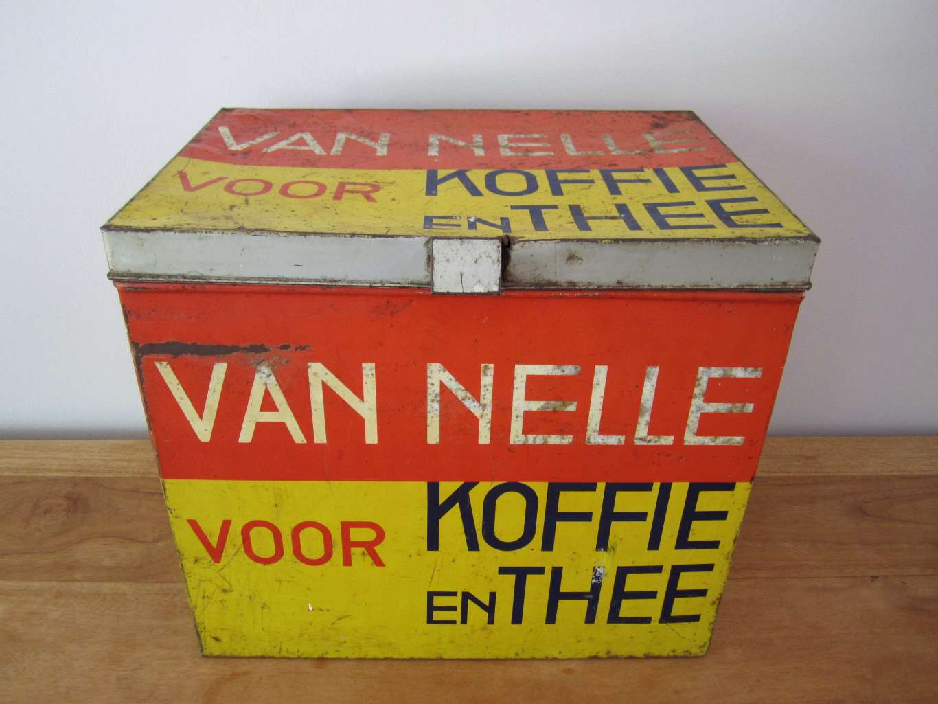 Gebruikt koffieblik het bekende koffiemerk Van Nelle
