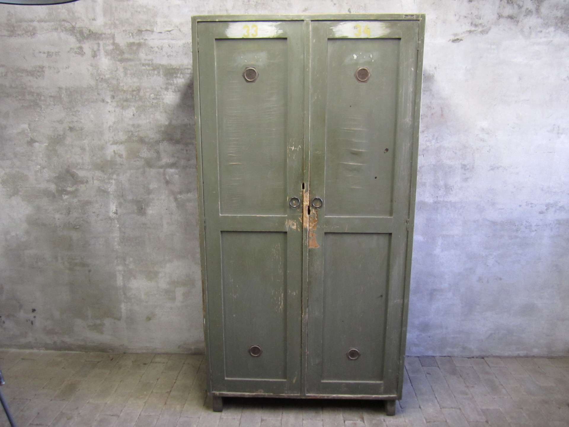 Bijzettafeltje ruimte Bijna dood Vintage houten lockerkast met 2 deuren